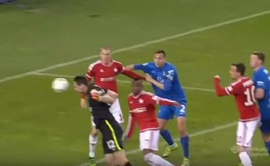 Në Poloni, portieri kthehet në hero të ndeshjes, barazon me kokë në minutën e fundit (Video)