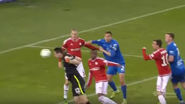 Në Poloni, portieri kthehet në hero të ndeshjes, barazon me kokë në minutën e fundit (Video)