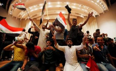 Protestuesit në Irak futen me forcë në ndërtesën e Parlamentit (Video)