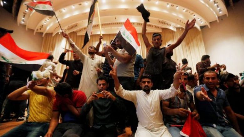 Protestuesit në Irak futen me forcë në ndërtesën e Parlamentit (Video)