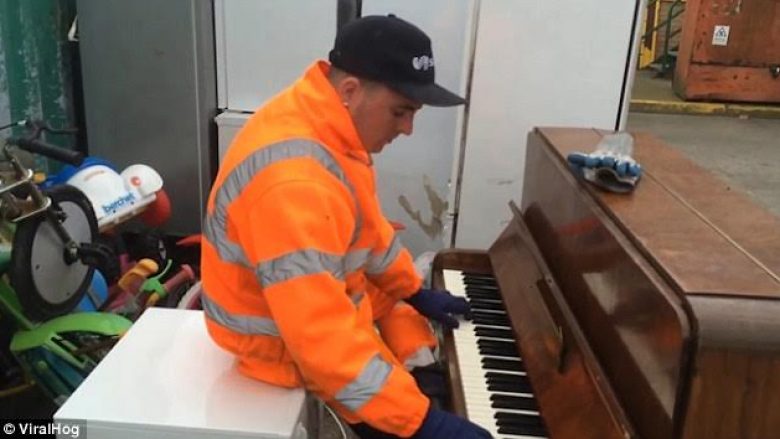 Dëgjoni si i bie pianos, punonjësi i një deponie mbeturinash (Video)
