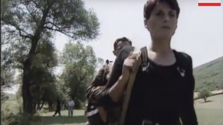 Videoja që tregon se si trajnoheshin femrat e UÇK-së, është bërë në Breshancë: Ja kush është heroina e AP-së (Video)