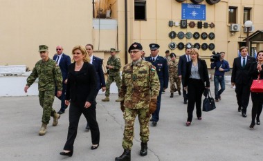 Presidentja kroate viziton Shtabin e Përgjithshëm të KFOR-it