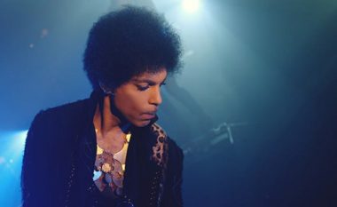 Të famshmit performojnë këngët hit të Prince (Video)