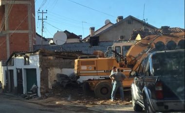 Edhe një shtëpi e vjetër rrënohet në Prizren: “Krimi po ndodh para syve të të gjithëve”