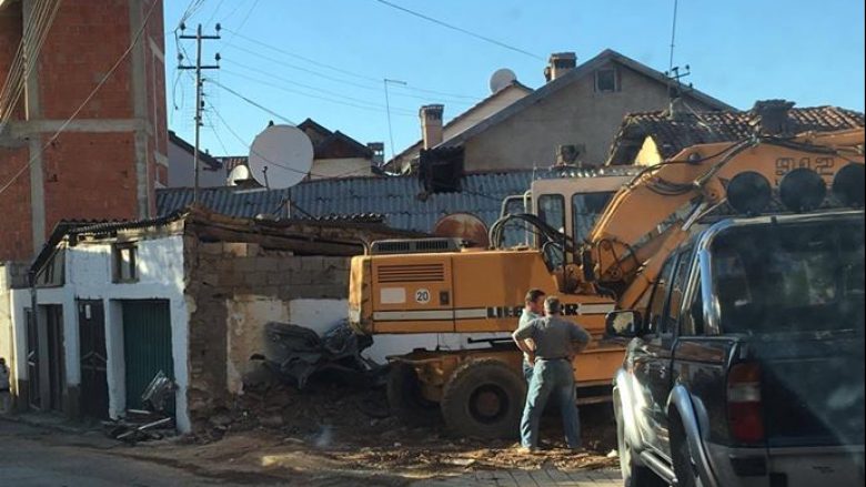 Edhe një shtëpi e vjetër rrënohet në Prizren: “Krimi po ndodh para syve të të gjithëve”