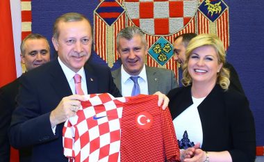 Davor Suker i bën një dhuratë speciale Recep Tayyip Erdoganit (Foto)