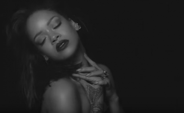 Rihanna arrin 15 milionë klikime me “Kiss it Better” (Video)