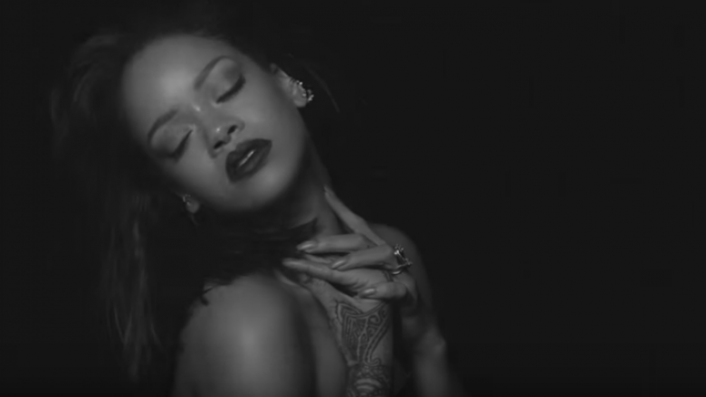 Rihanna arrin 15 milionë klikime me “Kiss it Better” (Video)