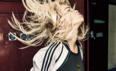 Kur Rita Ora humb kontrollin! (Video)