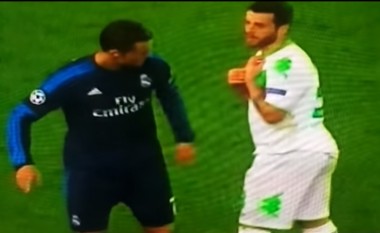 Pasi humbi ndeshjen, Ronaldo injoroi kundërshtarin duke mos e ndërruar fanellën (Video)