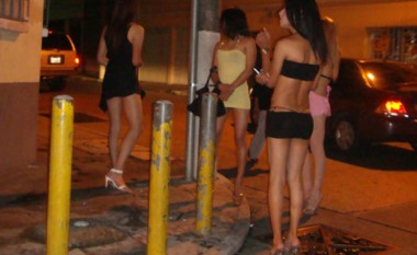 Vajzat e mitura në Serbi ofrojnë seks për një byrek