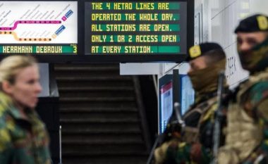 Rihapet stacioni i metrosë pas sulmeve të Brukselit