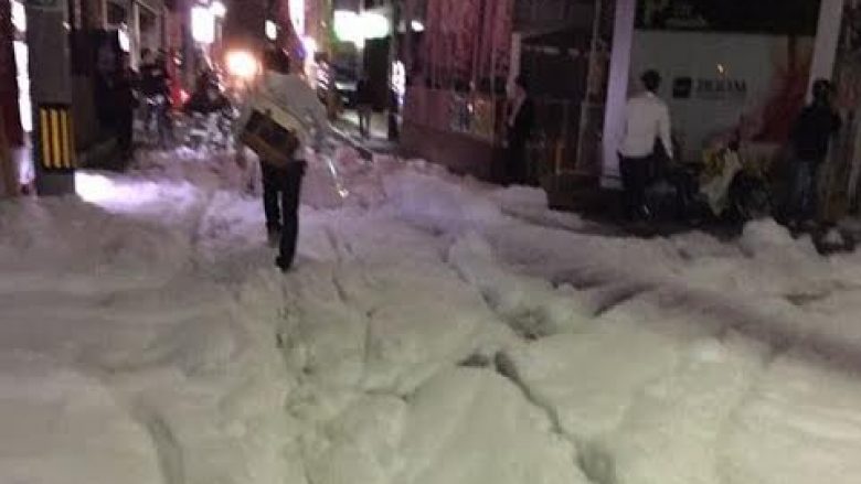 E çuditshme: Pas tërmetit në Japoni, rrugët mbushen me një shkumë misterioze (Foto/Video)