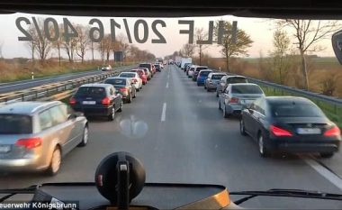 Ja si i binden shoferët gjermanë sirenës së zjarrfikësve (Video)