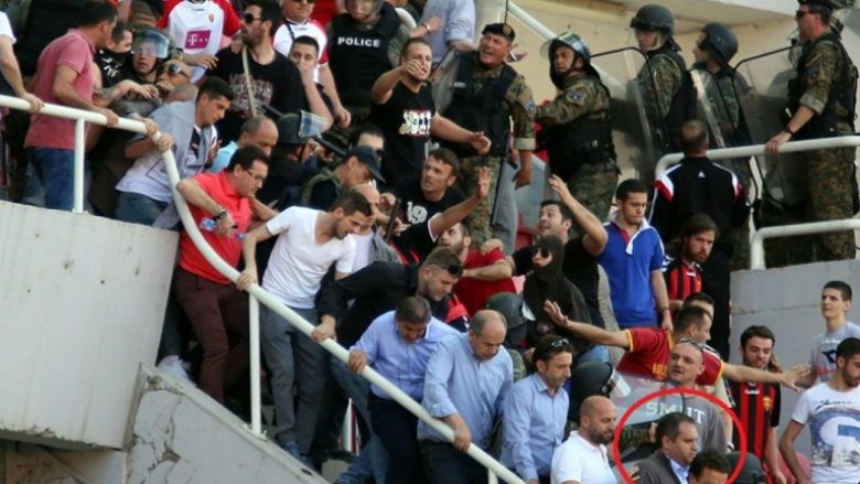 Momenti kur Shpend Ahmeti dhe babai i Valon Behramit sulmohen nga huliganët maqedonas (Video)