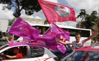 Referendumi, socialistët festojnë me fishekzjarre