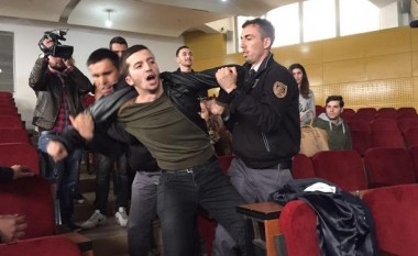 Studentët i quajnë Hasanin e Kuçin shkelës të Kushtetutës, nxirren zvarrë nga salla dhe arrestohen (Foto/Video)