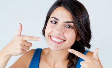 Dy mënyra për t’i zbardhur dhëmbët me përbërës shtëpiakë