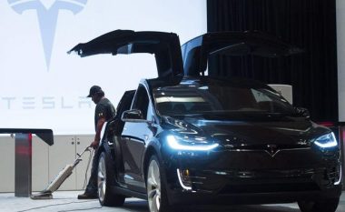 Pronarët e pakënaqur me Tesla Model X