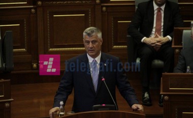 Thaçi betohet para deputetëve të Kosovës (Foto/Live)