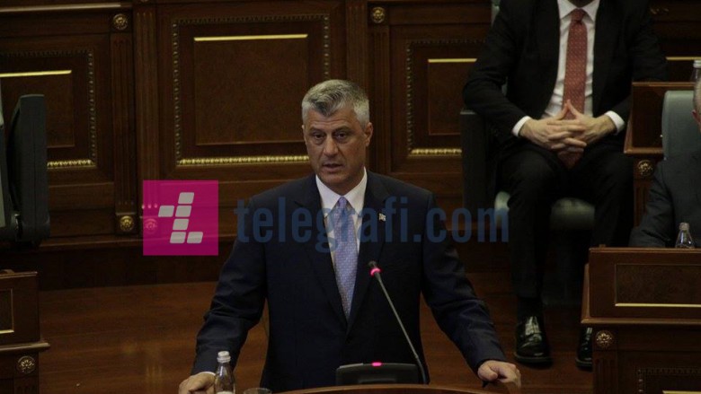 Thaçi betohet para deputetëve të Kosovës (Foto/Live)