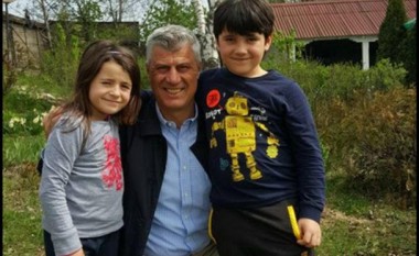 Thaçi viziton familjen e Sami Lushtakut (Foto)