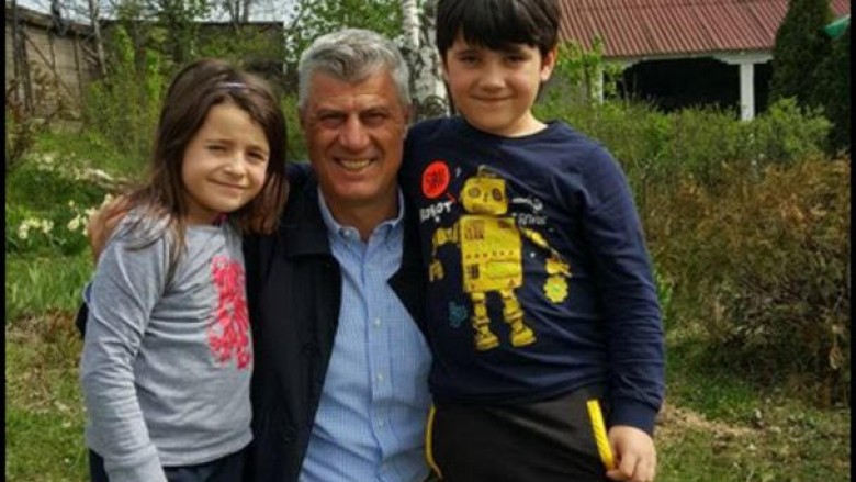 Thaçi viziton familjen e Sami Lushtakut (Foto)