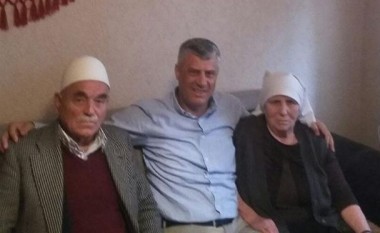 Thaçi viziton familjen e Mujë Krasniqit (Foto)