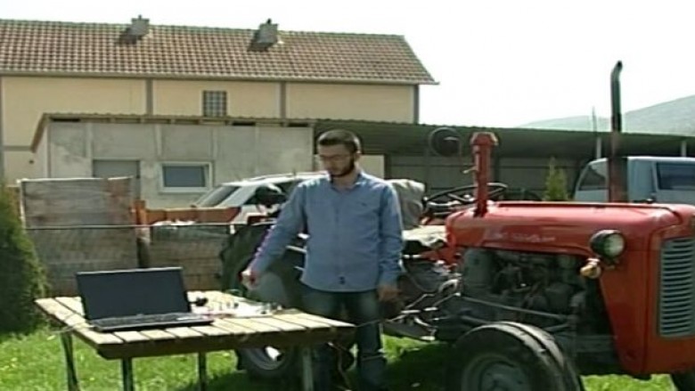 I riu nga Drenasi e ndez traktorin me telekomandën e televizorit (Video)