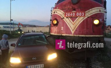 Aksident në Fushë Kosovë, treni godet veturën (Foto)