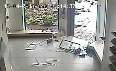 Shikojeni se çfarë i bëri tornado një dyqani këpucësh në Uruguai (Video)