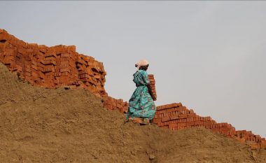 Jetë mizore: Punëtoret e tullave në Sudan – 12 orë në ditë për 1.4 dollarë