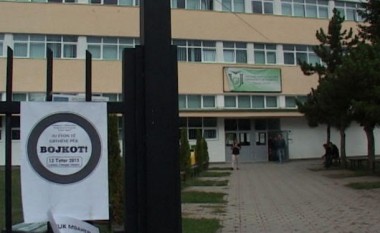 Studentët ankohen se po kërcënohen nga sekretarja e Universitetit në Gjakovë