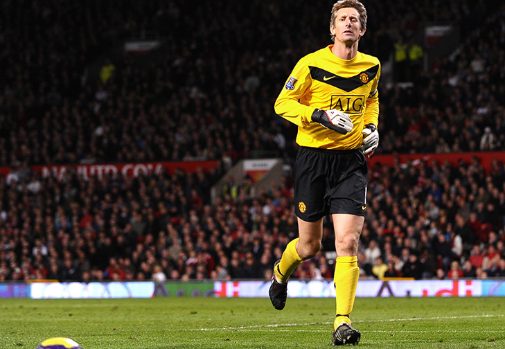 Football - Manchester United v Blackburn Rovers - Barclays Premier League - Old Trafford - 09/10 - 31/10/09 Manchester United's Edwin van der Sar in action Mandatory Credit: Action Images / Jason Cairnduff NO ONLINE/INTERNET USE WITHOUT A LICENCE FROM THE FOOTBALL DATA CO LTD. FOR LICENCE ENQUIRIES PLEASE TELEPHONE +44 (0) 207 864 9000.