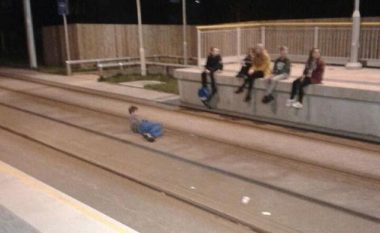 Vardisja e çmendur: Shtrihet në binarë të trenit në lëvizje, për të lënë përshtypje tek disa vajza