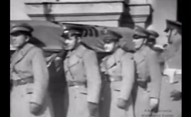 Video e rrallë e vitit 1944: Ceremonia e varrimit të regjentit Fuad Dibra (Video)
