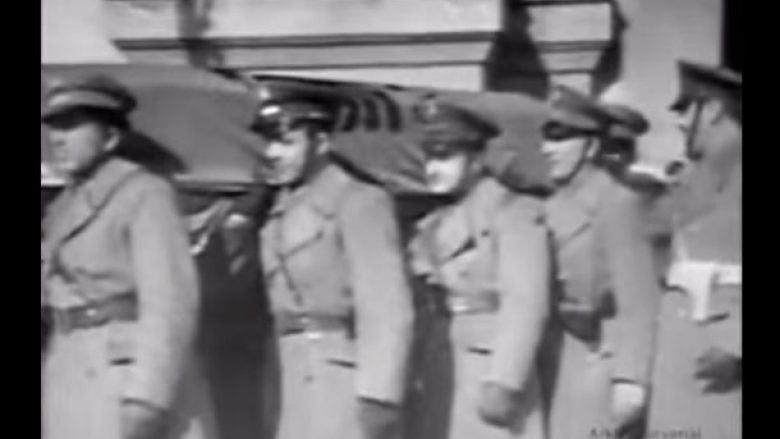 Video e rrallë e vitit 1944: Ceremonia e varrimit të regjentit Fuad Dibra (Video)