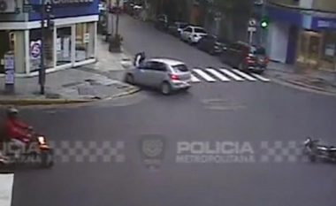 Vetura godet motoçiklistin e këmbësorin dhe hyn në dyqan (Video)