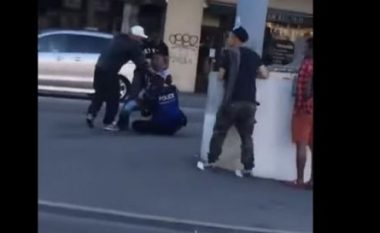 Publikohet videoja skandaloze e rrahjes së policit zviceran (Video)