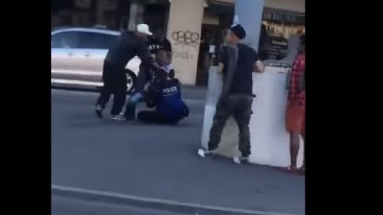 Publikohet videoja skandaloze e rrahjes së policit zviceran (Video)