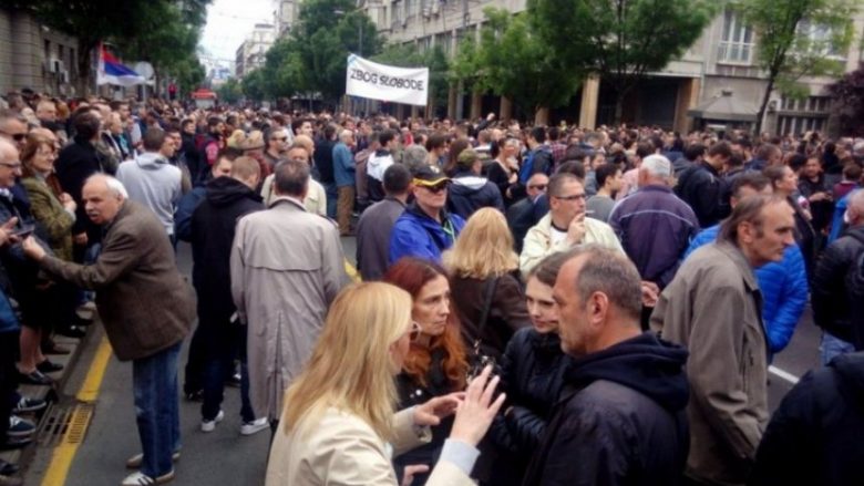 Protesta në Serbi, Vuçiq akuzohet për vjedhje të zgjedhjeve