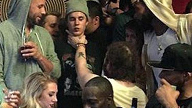 Justin fik cigaren në krahun e Malone, sulmohet për fyti (Foto/Video)
