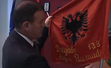 Bashkëluftëtari ruan armën dhe flamurin e Agim Ramadanit (Video)