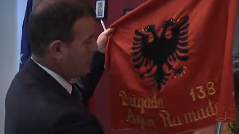 Bashkëluftëtari ruan armën dhe flamurin e Agim Ramadanit (Video)