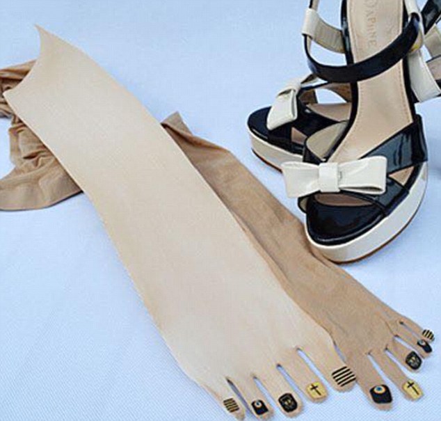 Çorape bizare për femra se bashku me thonjte e lyer foto 4