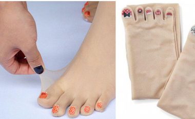 Çorape bizare për femra, së bashku me thonjtë e lyer
