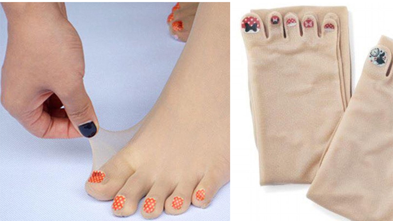Çorape bizare për femra, së bashku me thonjtë e lyer
