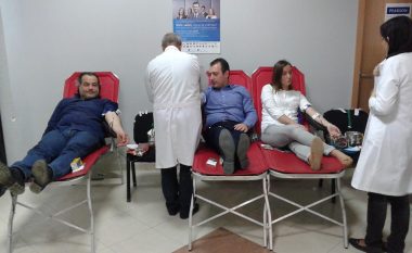 Profesorë dhe studentë të UBT-së në aksion për dhënie vullnetare të gjakut