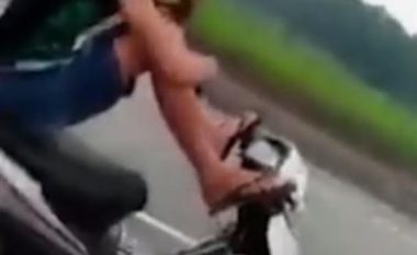 Adoleshenti drejton motoçikletën me këmbë, teksa flet në telefon (Video)